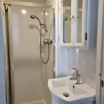 3 Double-Bed Georgian Apartment In Prime Location
