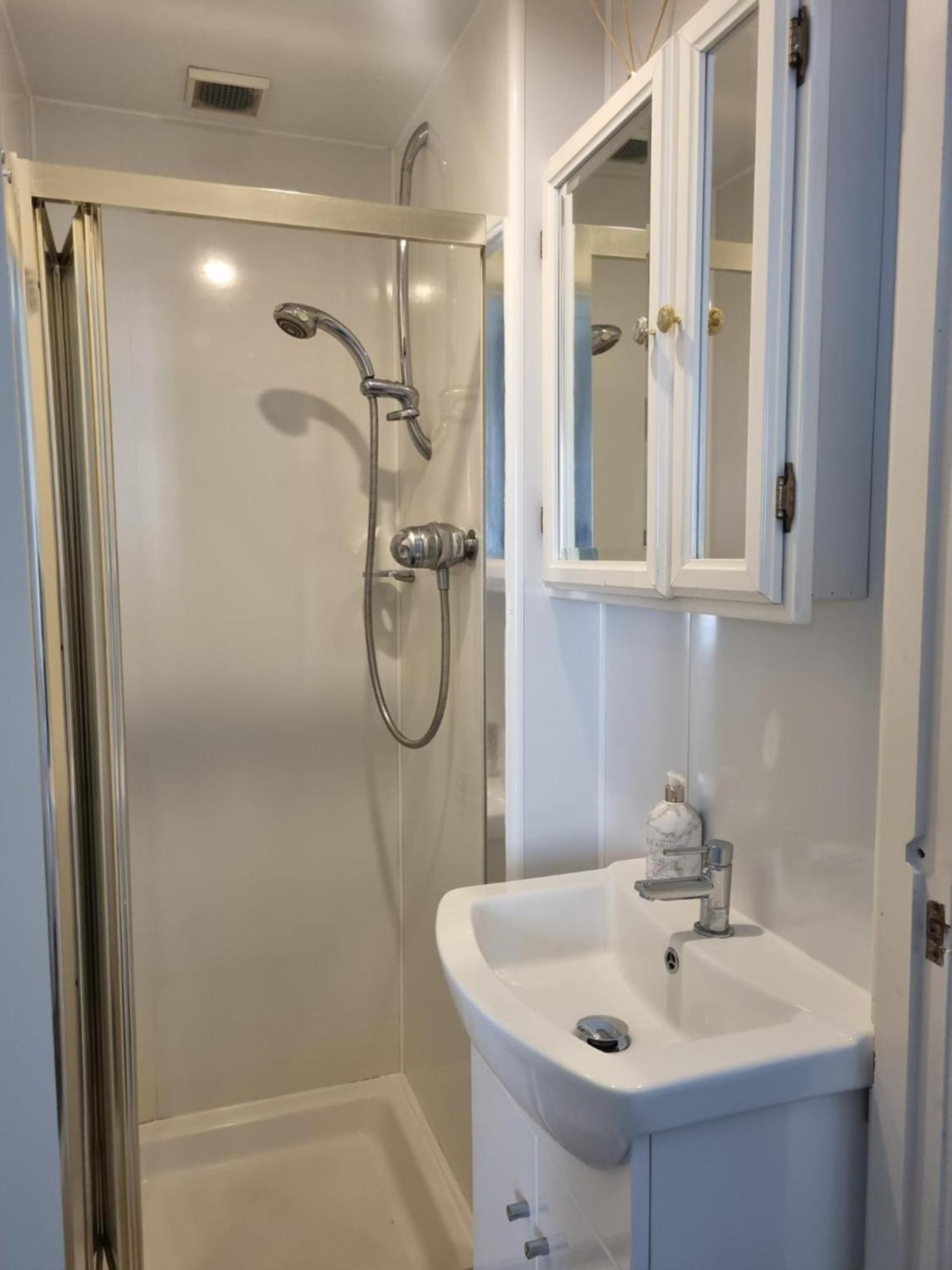 3 Double-bed Georgian In Prime Location Apartment